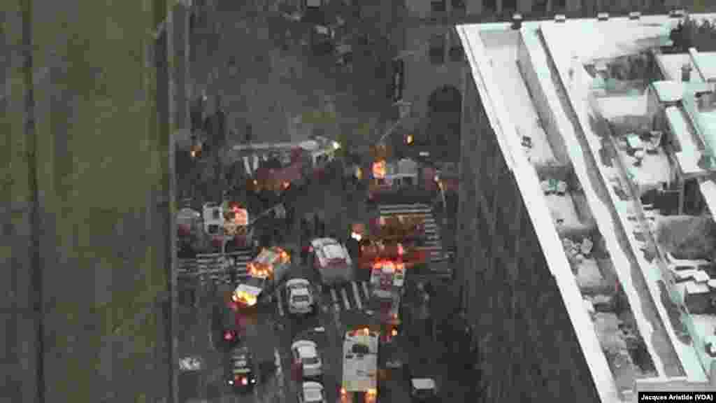 Les pompiers, les ambulanciers et la police sont arrivés sur les lieux où une grue s’est effondrée, causant au moins un mort et trois blessés à New York City. (Jacques Aristide/VOA New York)