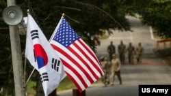 Bendera Korea Selatan dan Amerika berkibar bersebelahan di Yongin, Korea Selatan, 23 Agustus 2016. (Foto: Courtesy: Ken Scar/US Army via REUTERS)
