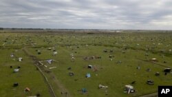 Casas improvisadas creadas por ocupantes ilegales cubren un campo en Guernica, en la provincia de Buenos Aires, Argentina, el jueves 1 de octubre de 2020.