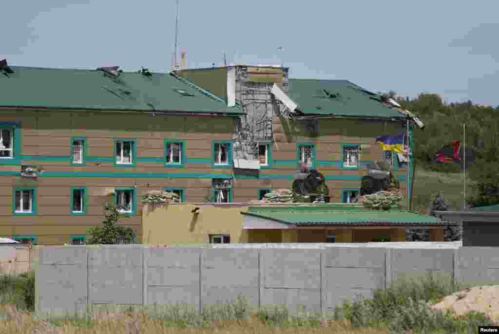 Ukraina chegarachilari lageriga qarashli imoratlar, hujumdan so'ng, Lugansk, Ukraina, 3-iyun, 2014-yil