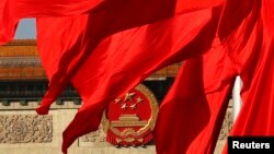 人民大会堂前面红旗飘舞。