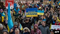 Прихильники України на мітингу з нагоди другої річниці вторгнення Росії в Україну та десяти років з моменту анексії Криму. Бостон, штат Массачусетс, 24 лютого 2024 року.