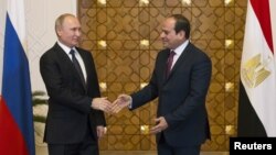 Le président russe Vladimir Poutine rencontre le président égyptien Abdel Fattah al-Sisi au Caire, le 11 décembre 2017.