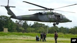 Un helicóptero militar despega con un grupo de indígenas en una base militar en Calamar, Colombia, el martes 23 de mayo de 2023, para ayudar a buscar a cuatro niños indígenas desaparecidos después de un accidente aéreo.
