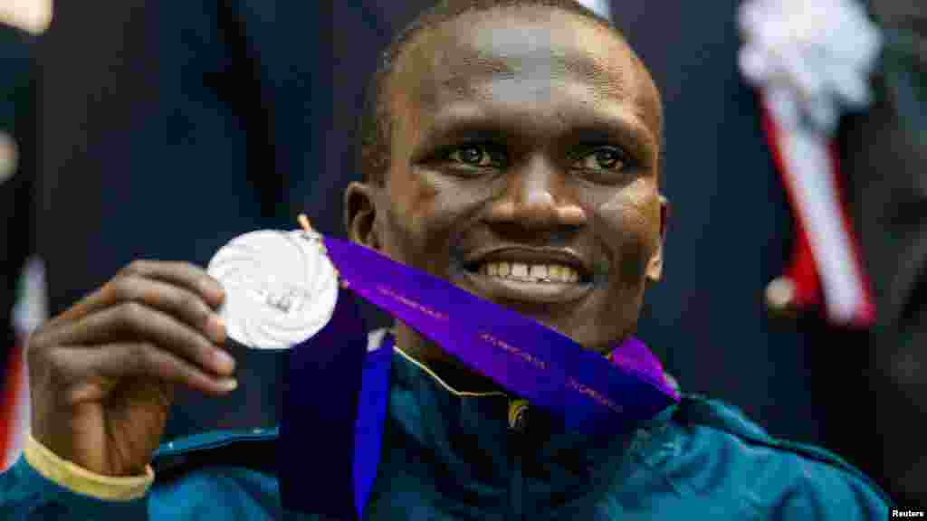 Stephen Kiprotich 27 ans est un athlète ougandais, spécialiste des courses de fond. Il a remporté une médaille d'or aux jeux olympiques à Londres en 2012, et une autre à Moscou en 2013 aux championnats du monde.