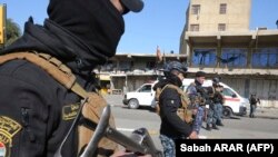 Des éléments des forces de sécurité sont déployés sur le site d'un attentat à la bombe meurtrier à Bagdad, le 21 janvier 2021.