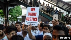 Une foule s'est rassemblée pour demander "justice" dans le Queens, à New York, le 13 août 2016.