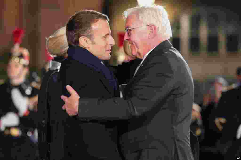 El presidente francés, Emmanuel Macron (izquierda), le da la bienvenida a su homólogo alemán, Frank-Walter Steinmeier, frente a la catedral de Notre-Dame en Estrasburgo, Francia, como parte de las celebraciones por el centenario del fin de la I Guerra Mundial. 