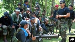 Para anggota kelompok gerilyawan Abu Sayaf di Mindanao, Filipina selatan (foto: dok). Seseorang yang mengaku berasal dari kelompok gerilyawan Abu Sayaf meminta uang tebusan bagi pembebasan 10 awak kapal Indonesia.