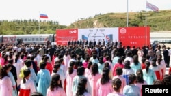 지난해 9월 러시아 국경도시 하산과 북한 라진항을 연결하는 철도가 개통된 가운데, 북한 라진항에서 기념식이 열렸다.