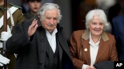 El ex Presidente de Uruguay, José Mujica, y su esposa Lucía Topolansky entran al palacio presidencial de La Moneda para una ceremonia de conmemoración del golpe contra el líder chileno Salvador Allende, en Santiago de Chile, el 11 de septiembre de 2023.