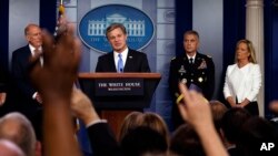 El director del FBI, Christopher Wray, junto a funcionarios de inteligencia estableció una diferencia entre las amenazas de seguridad e integridad del sistema electoral estadounidense y las operaciones para influenciar y manipular a los votantes.