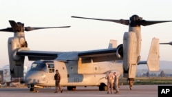 Dalam foto tertanggal 24/3/2011 ini, marinir Amerika bekerja di dekat pesawat MV-22 Osprey di pangkalan Sigonella, Sisilia. Antisipasi serangan terosir, AS memperkuat pasukannya di Sisilia, Italia. 