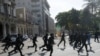 Fuerzas especiales de la policía se despliegan en La Habana, el 11 de julio de 2021, frente a los manifestantes que piden libertad y mejoras económicas en Cuba.