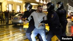 Polisi menangkap seorang pedemo dalam unjuk rasa menentang amandemen Konstitusi Rusia dan hasil pemungutan suara untuk reformasi konstitusi di Moskow, Rusia, 15 Juli 2020.
