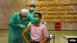ក្រុម​គ្រូពេទ្យ​ ចាក់​វ៉ាក់សាំង​ស៊ីណូហ្វាម​ ​ដល់​ឥស្សរជន​ជាន់​ខ្ពស់​ នៅ​មន្ទីរពេទ្យ​កាល់ម៉ែត​ នៅ​ភ្នំពេញ​ ថ្ងៃ​ទី១០​ ខែ​កុម្ភៈ ឆ្នាំ​២០២១។ (ខាន់ សុគុំមនោ​/វីអូអេ)