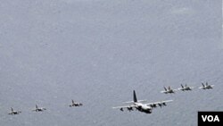 Kapal induk USS George Washington didatangkan khusus untuk latihan militer bersama di perairan lepas pantai Korea ini.