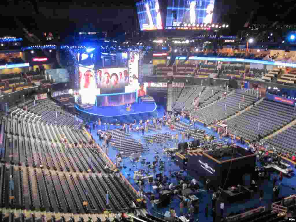 Le Time Warner Arena accueille cette semaine la Convention democrate. (N. Pinault/VOA)
