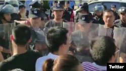 中國警察將要求籌建國會抗議警察打人的深圳佳士科技員工圍了起來。（推特截圖） 