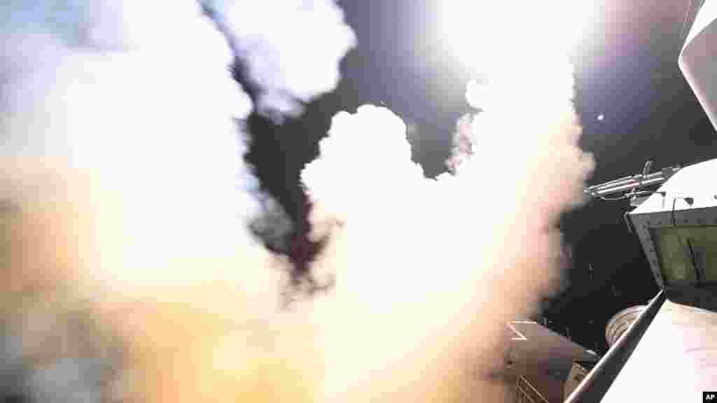 波特號導彈驅逐艦從地中海發射戰斧巡航導彈(2) (美國海軍圖片)