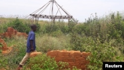 Un garçon passe devant les ruines de la maison détruite du chef coutumier Kamuina Nsapu,à Tshimbulu près de Kananga, RDC, 11 mars 2017.