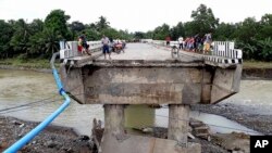 Un pont totalement détruit par la tempêteTembin le 24 Dec 2017 à Zamboanga Del Sur aux Phillipines.