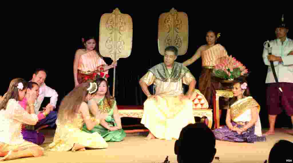 ក្រុមសិល្បកររបស់សមាគមន៍ Cambodian Community Day សម្តែងឈុតមួយនៅក្នុងរឿងទុំទាវ នៅវត្តពុទ្ធិការាម រដ្ឋ Maryland នៅថ្ងៃទី២៣ ខែកក្កដា ឆ្នាំ២០១៧។ (សឿន វឌ្ឍនា/VOA)