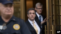 Mantan pengacara Donald Trump, Michael Cohen (C) meninggalkan pengadilan Federal, New York, 21 Agustus 2018. (Foto: dok).