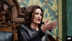 La gobernadora de Michigan, Gretchen Whitmer, pronuncia su discurso sobre el estado de su estado en una sesión conjunta de la Cámara y el Senado, el miércoles 29 de enero de 2020, en el Capitolio estatal en Lansing, Michigan (AP Photo / Al Goldis)