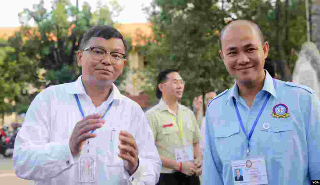 លោកហង់ ជួនណារ៉ុន រដ្ឋមន្រ្តីក្រសួងអបរំ និងលោកហ៊ុន ម៉ានី ប្រធានសហភាពសហព័ន្ធយុវជនកម្ពុជា ត្រួតពិនិត្យវិញ្ញាសារនៃ ការប្រលងមធ្យមសិក្សាទុតិយភូមិ នៅវិទ្យាល័យព្រះស៊ីសុវត្ថិ នៅថ្ងៃច័ន្ទ ទី២២ ខែសីហា ឆ្នាំ២០១៦។ (ឡេង ឡែន/VOA)