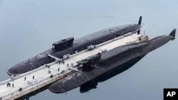俄羅斯國防部發布的照片顯示，俄海軍弗拉基米爾王子號核潛艇與葉卡捷琳堡號核潛艇停泊在科拉半島的一個俄海軍基地。（2021年4月13日）