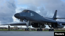 Un bombardero B-1B Lancer se prepara para despegar desde la Base Andersen de la Fuerza Aérea en la isla de Guam.