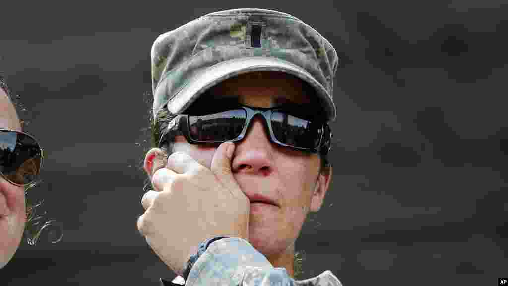 La première lieutenant Alessandra Kirby essuie une larme après une cérémonie de remise des diplômes Ranger School, vendredi 21 août 2015, à Fort Benning, en Géorgie. 
