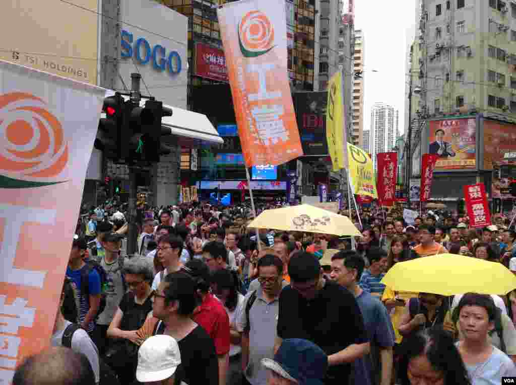 香港泛民多个政党和团体周六声援铜锣湾书店店长林荣基(美国之音海彦拍摄)