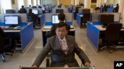 평양 김일성종합대학 컴퓨터실에서 한 학생이 인터넷 검색을 하고 있다. (자료사진)