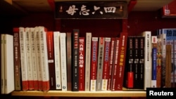 2012年11月6日香港書店一排有關1989年中共鎮壓民主運動的書籍。