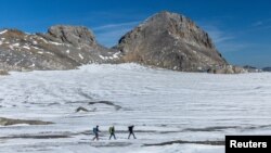 La NASA utiliza una amplia gama de recursos, incluyendo satélites y observaciones de campo, para monitorizar y entender los cambios climáticos y sus efectos globales.