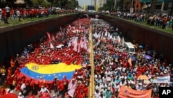 Simpatizantes del gobierno de Venezuela participan en la marcha por el Día Internacional de los Trabajadores, en Caracas, el miércoles 1 de mayo de 2024. 