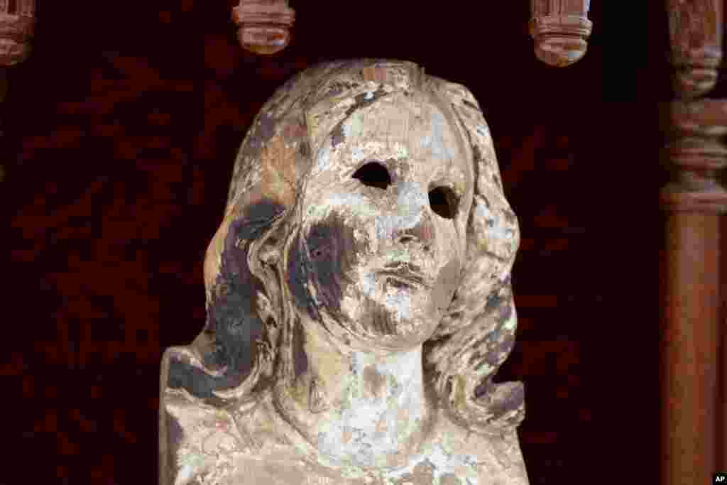 Los restos de una estatua de madera de la Virgen María, se exhiben durante una misa celebrada por el Papa Francisco en un estadio de béisbol en Nagasaki, Japón occidental, el domingo 24 de noviembre de 2019. La estatua, rescatada de una catedral destruida en 1945 durante el ataque estadounidense con una bomba atómica, está notablemente bien conservada a pesar de la explosión, y fue colocada en el altar durante la misa de Francisco el domingo. (Foto AP / Gregorio Borgia).