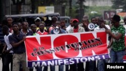 Les membres et sympathisants du Front populaire ivoirien (FPI) protestent contre la nouvelle constitution du président Alassane Ouattara, à Abidjan, Côte-d'Ivoire, le 8 octobre 2016.