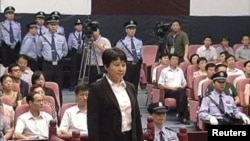 中央电视台画面显示薄熙来妻子谷开来(中间站立者)2012年8月9日在中国东部的合肥市中级人民法院出庭受审。( AP Photo/CCTV )