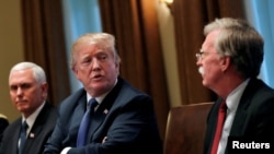 Predsednik SAD Donald Tramp i njegov dosadašnji savetnik za naciopnalnu bezbednost Džon Bolton tokom jednog od brifinga (Foto: Reuters/Carlos Barria) 