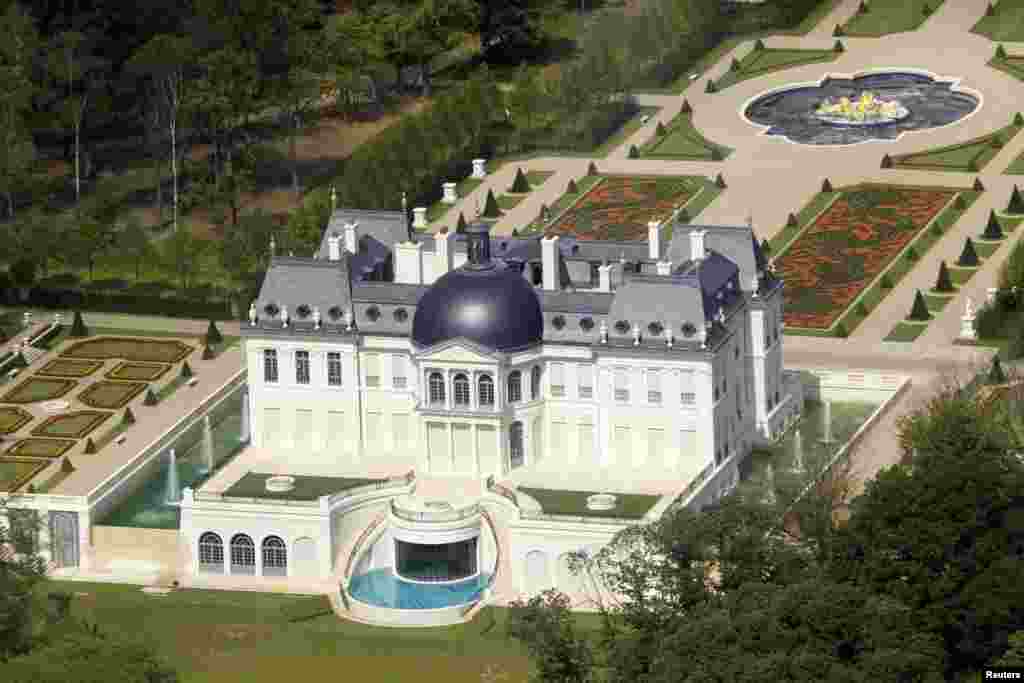 Hoton gida mafi tsada a duniya, wanda ake kira Chateau Louis XIV, wanda ke Louveciennes, a kusa da birnin Paris. An gano cewa Yarima Mohammed bin Salman na Sa'udiyya, shine ya sayi gidan. REUTERS/Charles Platiau
