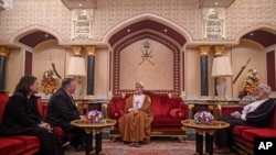 El secretario de Estado, Mike Pompeo, se había reunido antes con el sultán Haitham bin Tariq al-Said, en febrero de 2020. [Archivo]