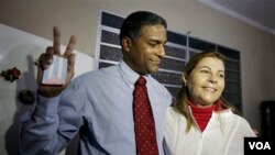 Oscar Elías Biscet, junto a su esposa tras salir de prisión, estuvo casi ocho años encarcelado.