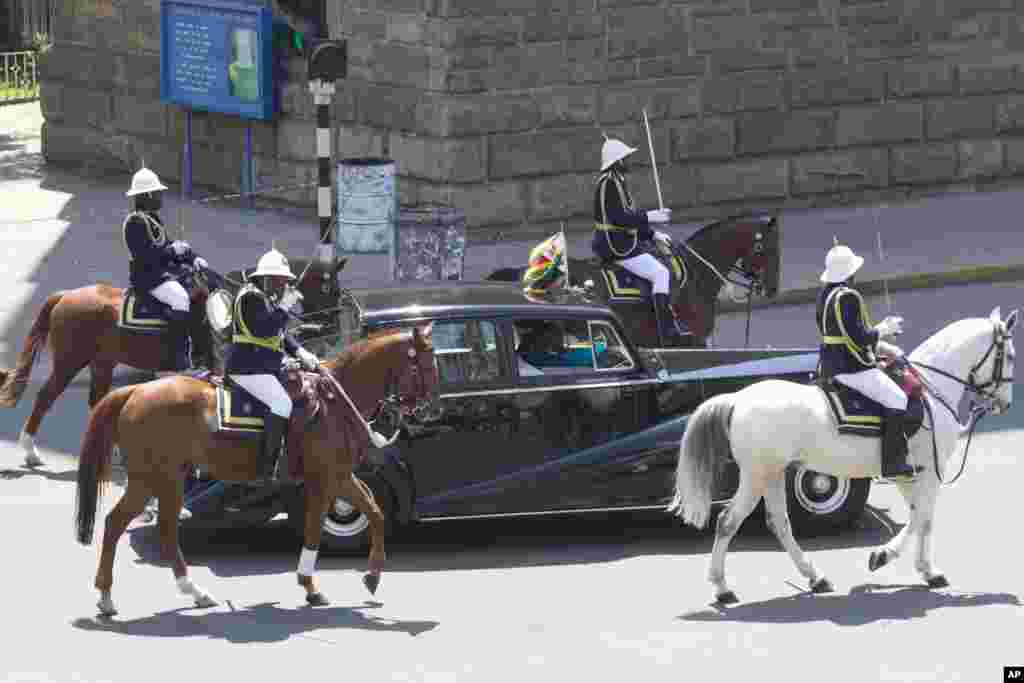 La police à cheval accompagne la voiture Rolls Royce du président zimbabwéen Robert Mugabe lors de l&#39;ouverture de la 5ème session de la dernière législature à Harare, le 12 septembre 2017.