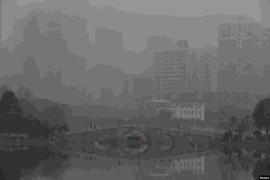 2018年1月20日,中国湖北武汉,空气污染严重的一天,高楼如奇峰,锁在雾霾中。