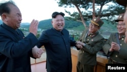 Le dirigeant nord-coréen Kim Jong Un et Ri Pyong Chol (G), membre de la Commission de défense nationale. Photo publiée par l'Agence de presse coréenne du Nord (KCNA) le 15 mai 2017.