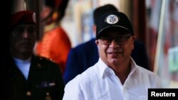 El presidente de Colombia, Gustavo Petro, aparece en una fotografía del 9 de abril de 2024, durante visita al Palacio de Miraflores en Caracas, Venezuela, donde se reunió con su homólogo venezolano, Nicolás Maduro.