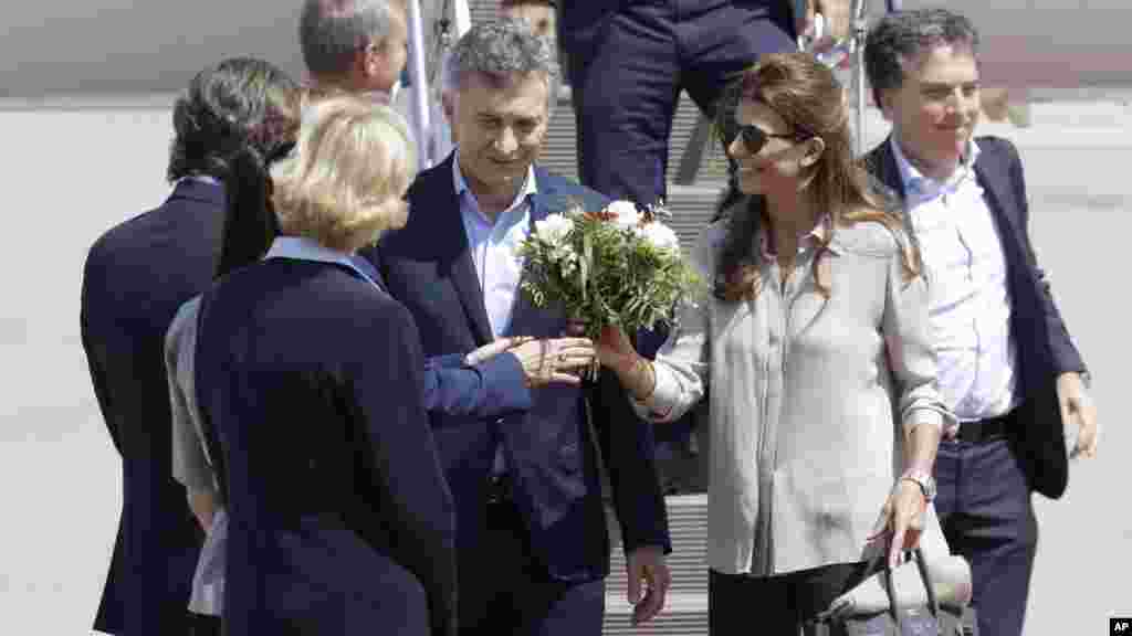 Shugaban kasar Argentina Mauricio Macri tare da uwargidansa Juliana Awada a lokacin isowarsu filin jirgin saman birnin Hamburg don halartar taron G20 a kasar Jamus, ranar 6 ga watan Yuli na shekarar 2017. 